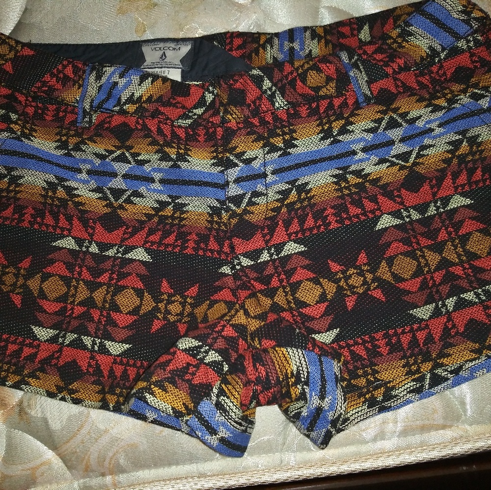 Volcom womens size 7 Aztec print shorts